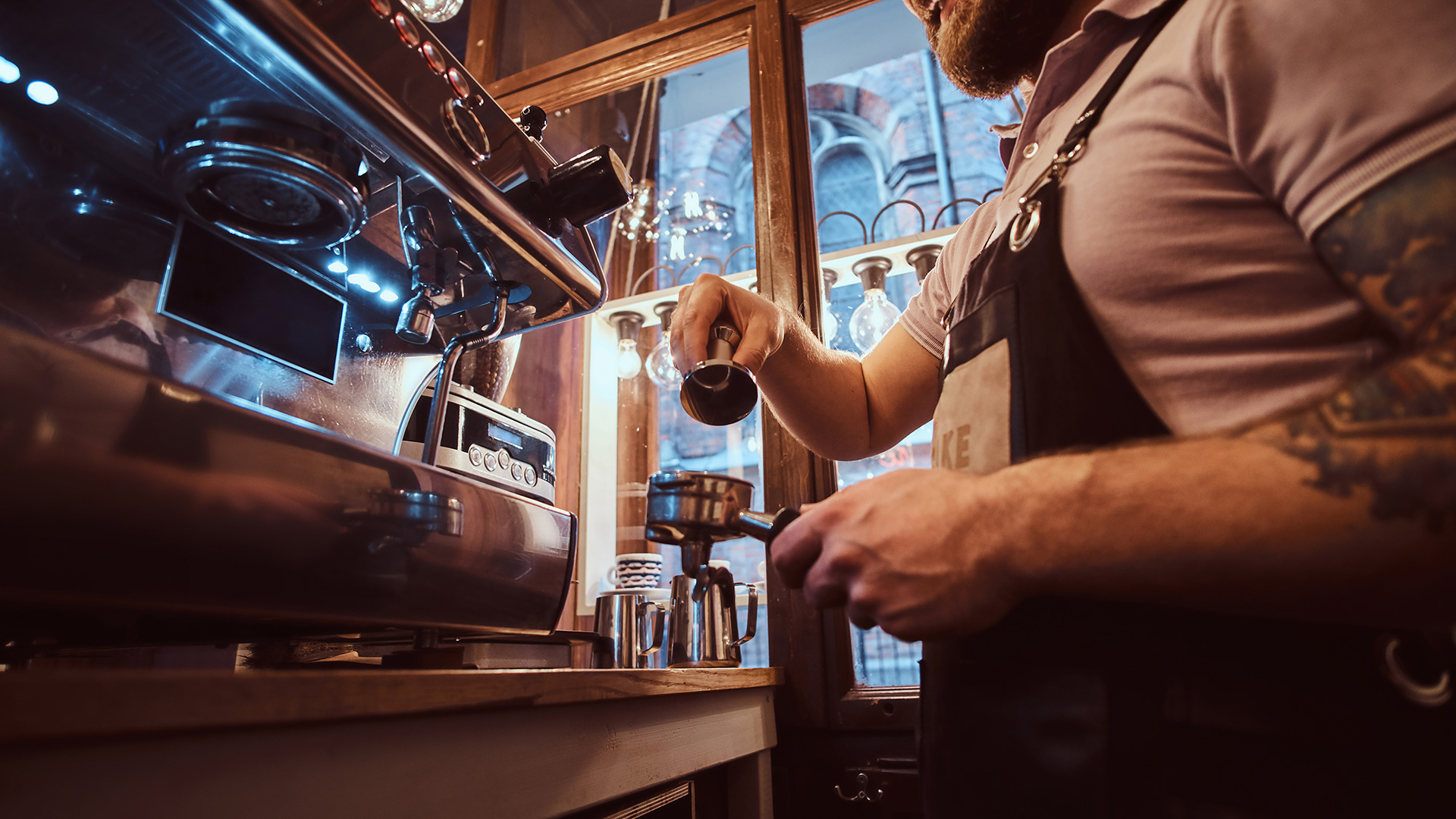 Cafeteria de café especial: xícara servida com grãos rastreáveis e curadoria de barista